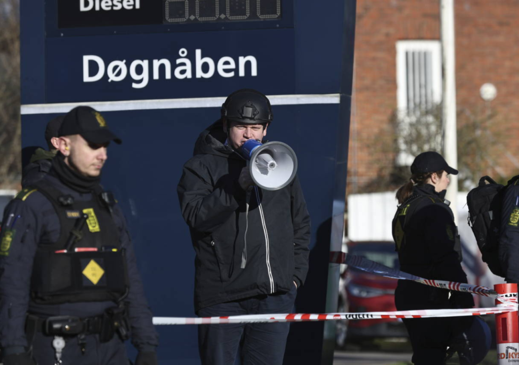 Brozlex - Quran burning in front of Turkish and Danish embassies