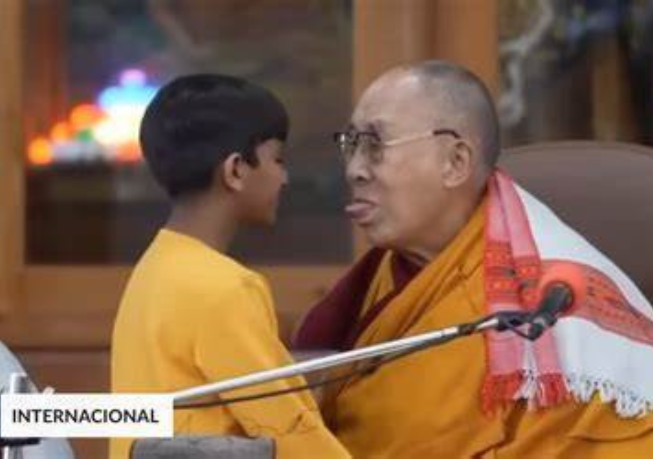 Embarrassing Moment made by Dalai Lama to a Kid