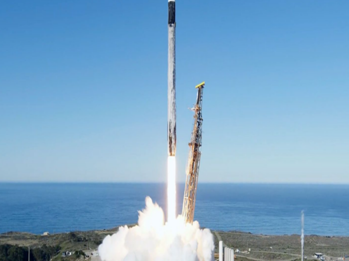 SpaceX Launches 25 Starlink Satellites on Falcon 9 from California